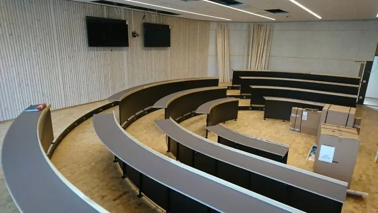 Bänkrader i hörsal med svängd form