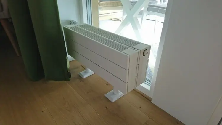 Vit sittbänk med spjälfront