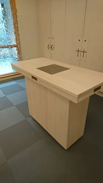 Bardisk i ljust trä med integrerad ho