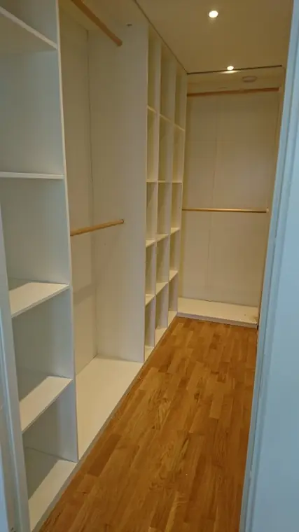 Måttanpassad garderob med hyllor