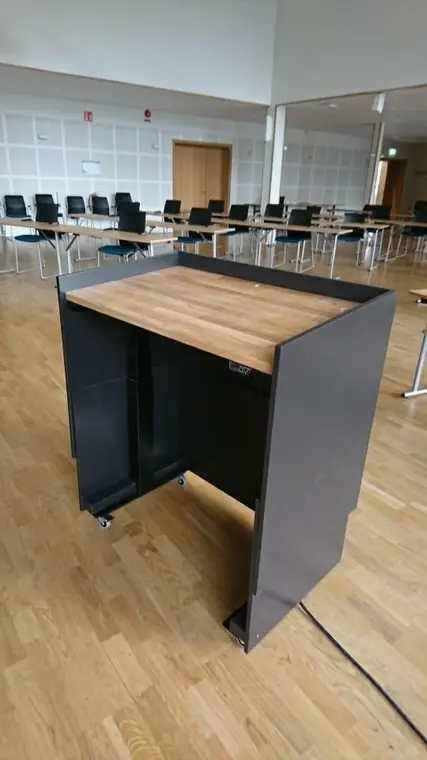 Ståbord med skiva i trä i konferenslokal