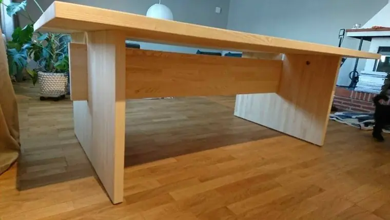 Konferensbord i ljust trä med sidostycken