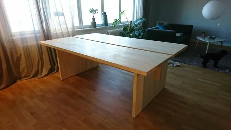 Konferensbord i ljust trä