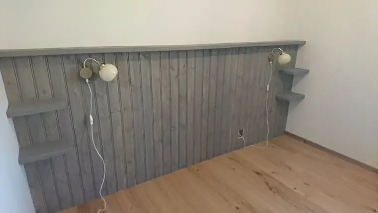 Sänggavel i trä med integrerad belysning