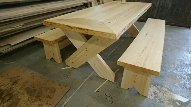 Matbord med bänkar i massiv furu