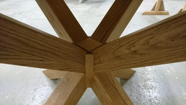 Detalj av kryssformat bordsunderrede