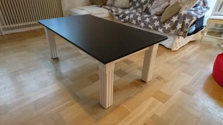 Bord med svart skiva och ljust träunderrede