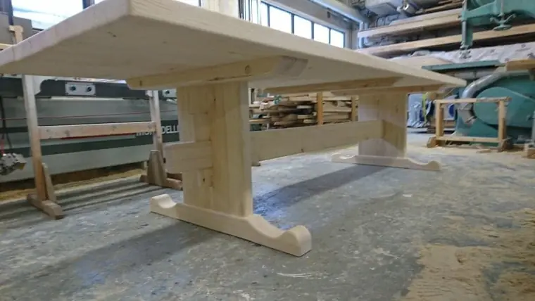 Långbord med bockfot under tillverkning