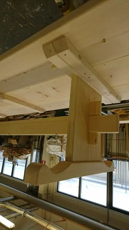 Detalj av bockfot och bordsstomme