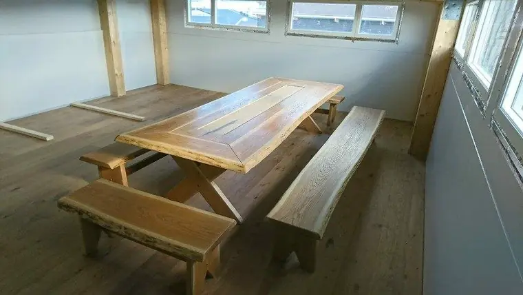 Matbord med bänkar i ljust trä