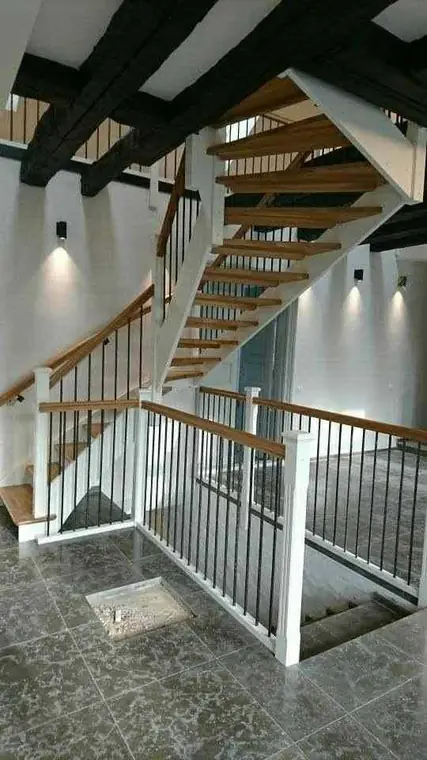 Specialtrappa med trästeg och vitt räcke