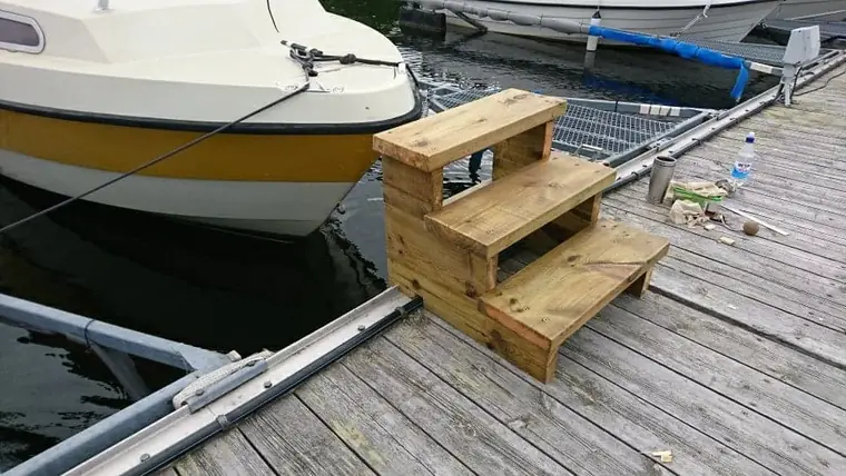 Specialbyggd trappa till båt vid brygga