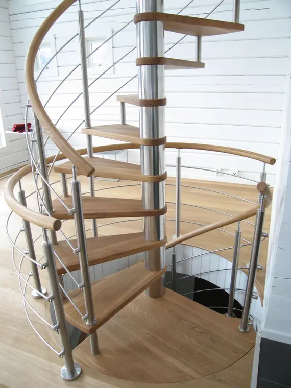 Spiraltrappa med trästeg och räcke i rostfritt stål