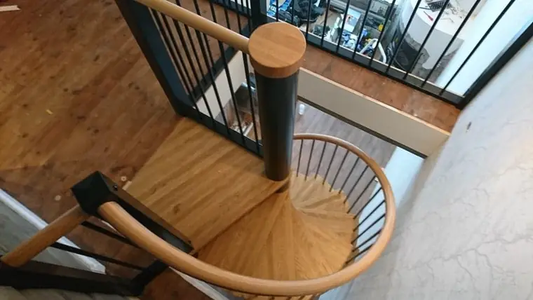 Spiraltrappa i ek sedd uppifrån