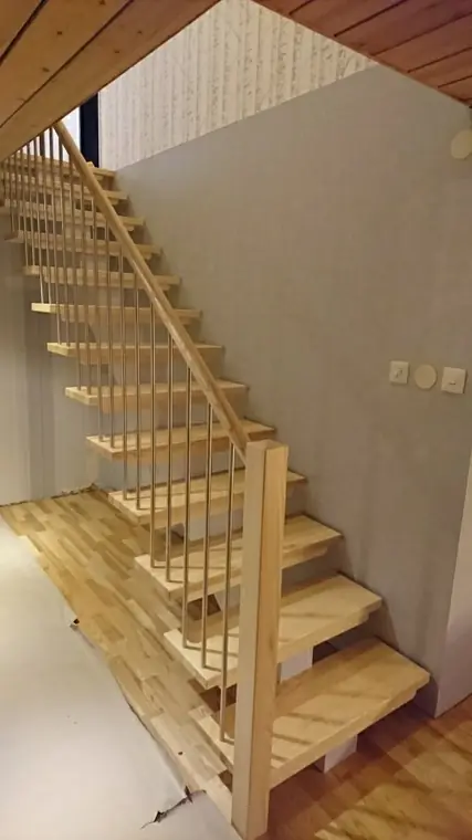 Rak trappa i furu med trästeg och räcke av trä