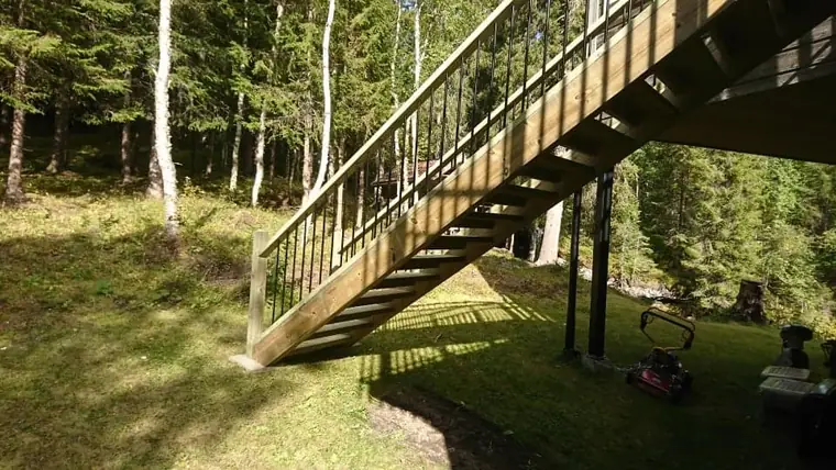 Utvändig trappa i stål och trä i trädgårdsmiljö